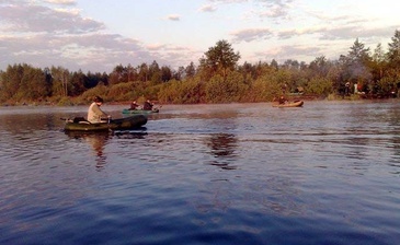 Полубарское
Раздолье для любителей карасей! Затопленные участки и карьеры торфодобычи притягивают настоящих рыбаков гарантированным уловом.