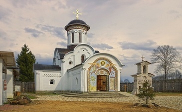 В нескольких километрах от поселка находятся святыни Тверской земли -Знаменская Церковь.