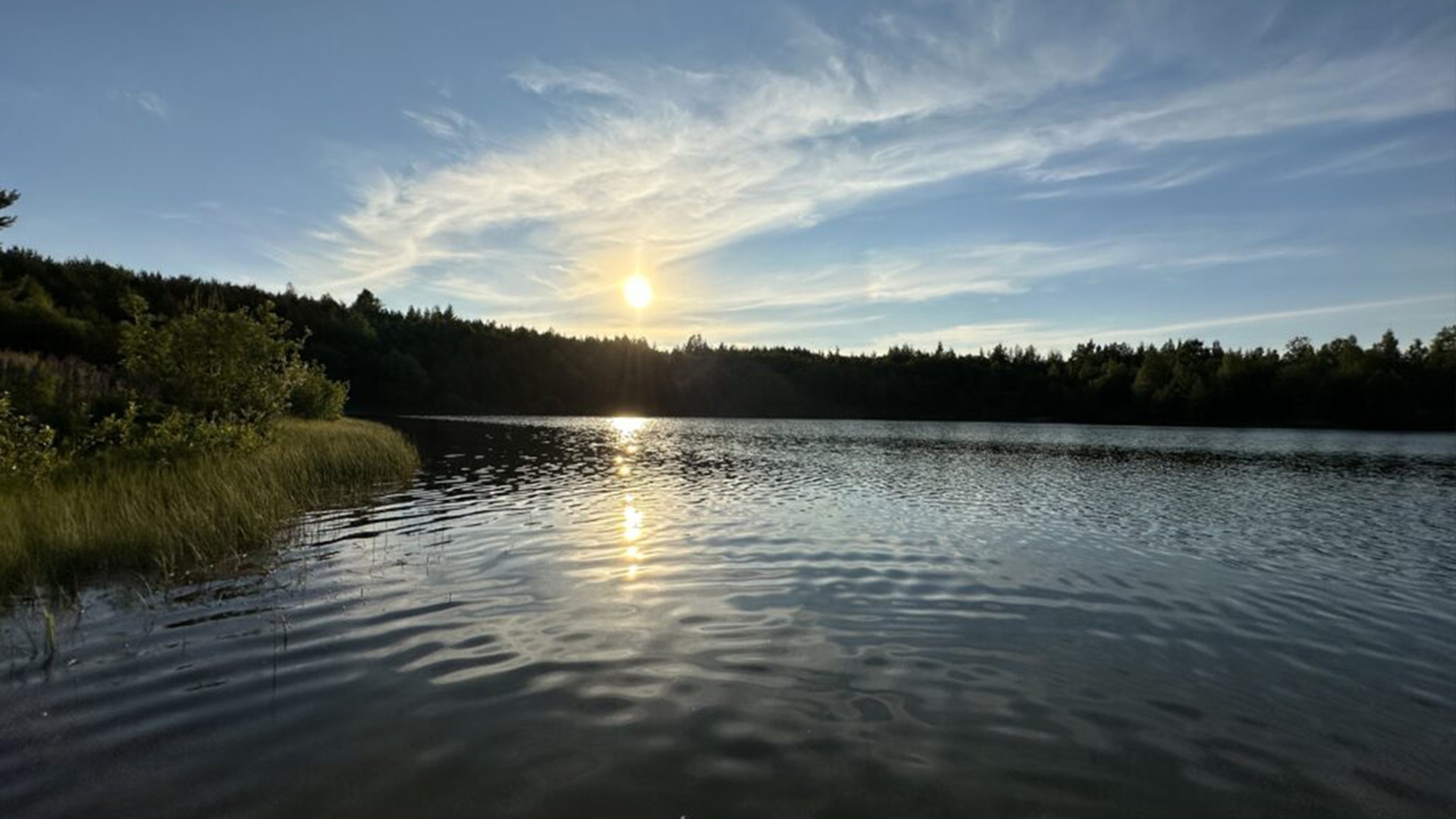 Карьер с чистой водой и песчаным пляжем